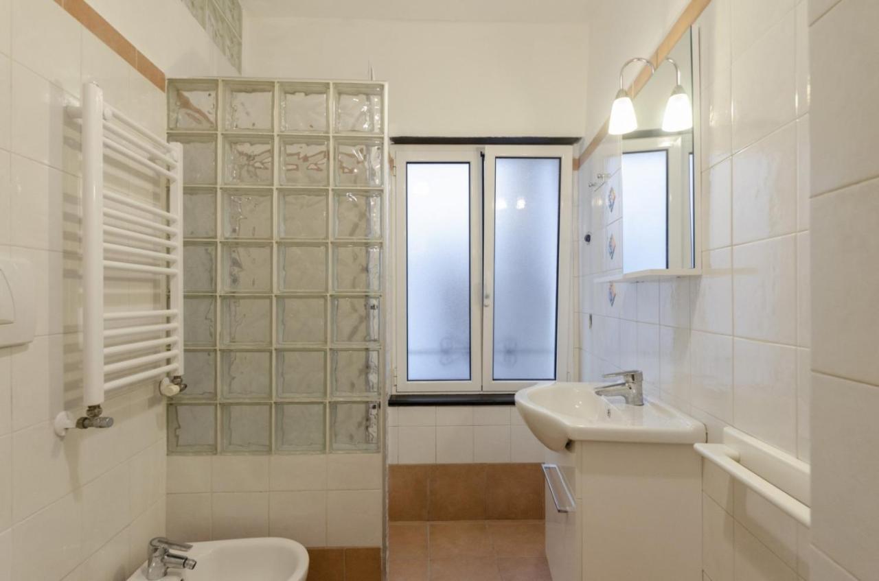 Joivy Warm Family Flat For 9, Near Porto Antico Apartment Genoa Bagian luar foto